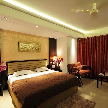 Hotel Surabhi Regency Ānand Exterior foto