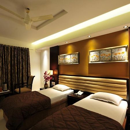 Hotel Surabhi Regency Ānand Exterior foto