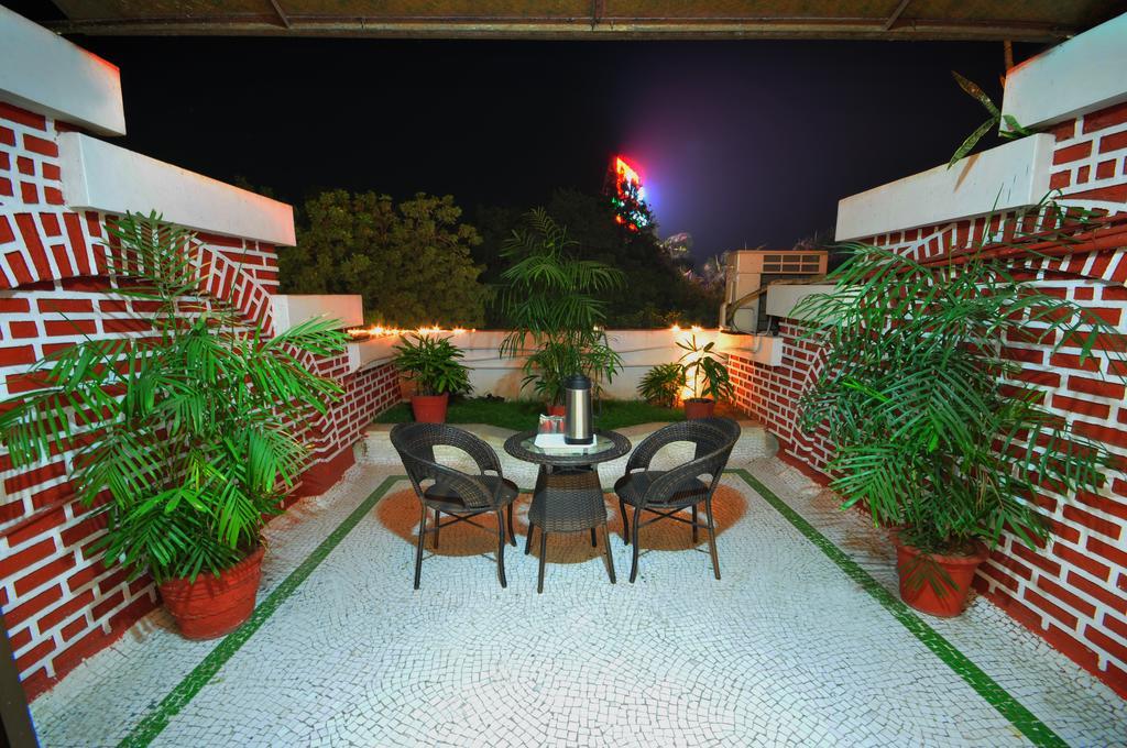 Hotel Surabhi Regency Ānand Exterior foto