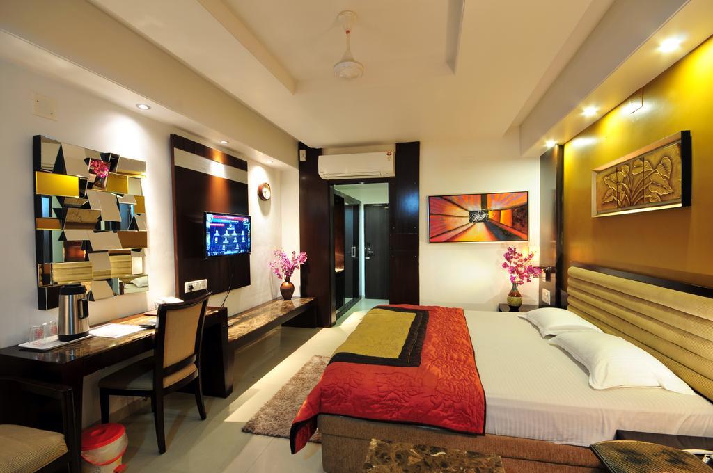 Hotel Surabhi Regency Ānand Exterior foto
