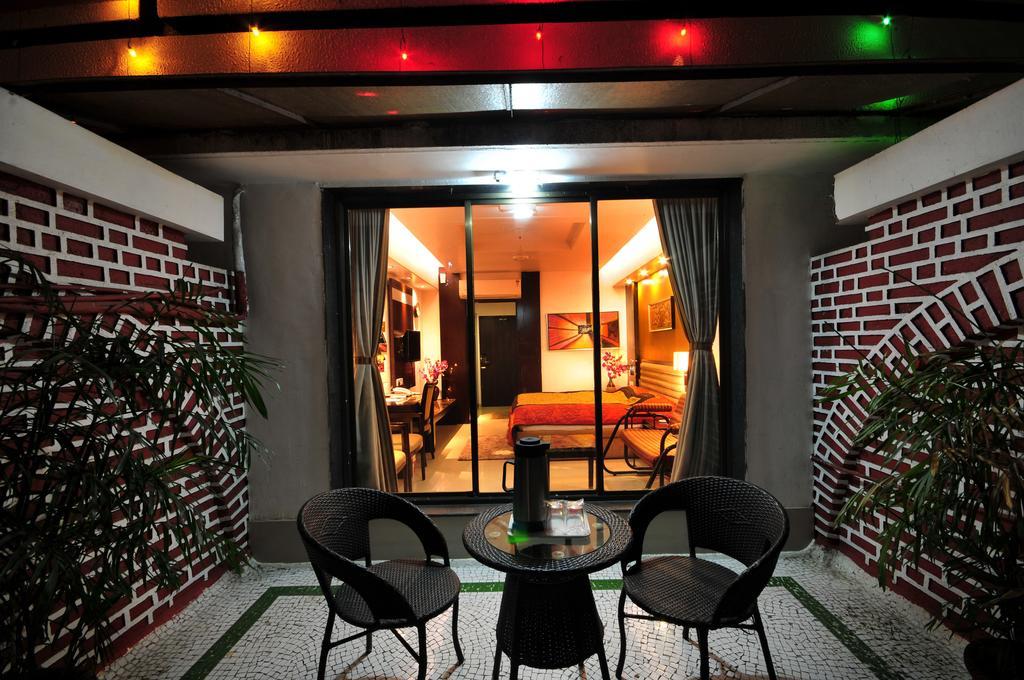Hotel Surabhi Regency Ānand Exterior foto