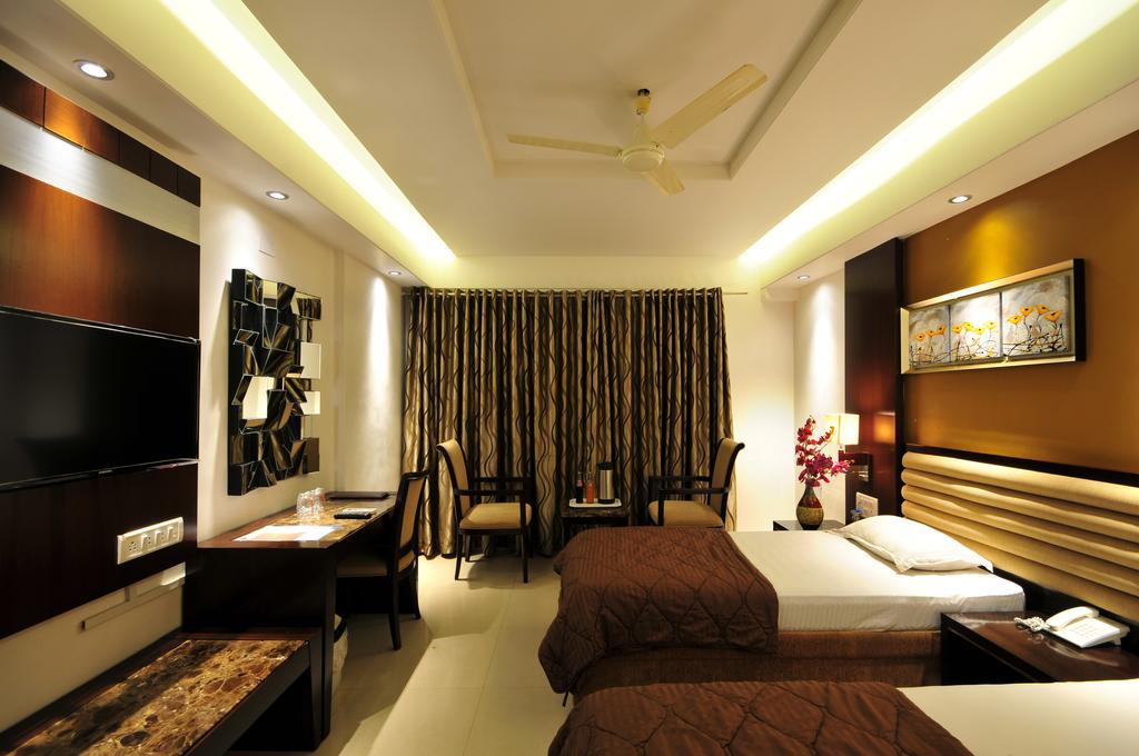 Hotel Surabhi Regency Ānand Exterior foto