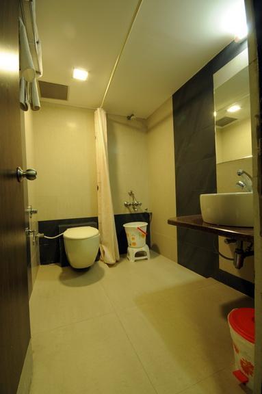 Hotel Surabhi Regency Ānand Exterior foto