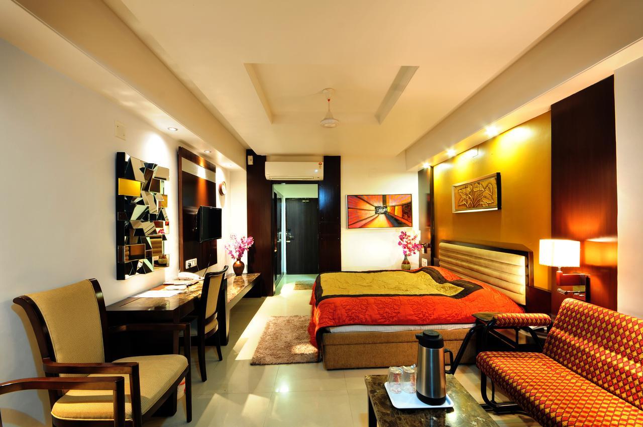 Hotel Surabhi Regency Ānand Exterior foto